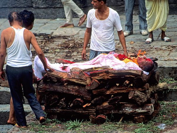 Nepal. Kathmandu. Cremation in Pashupatinath