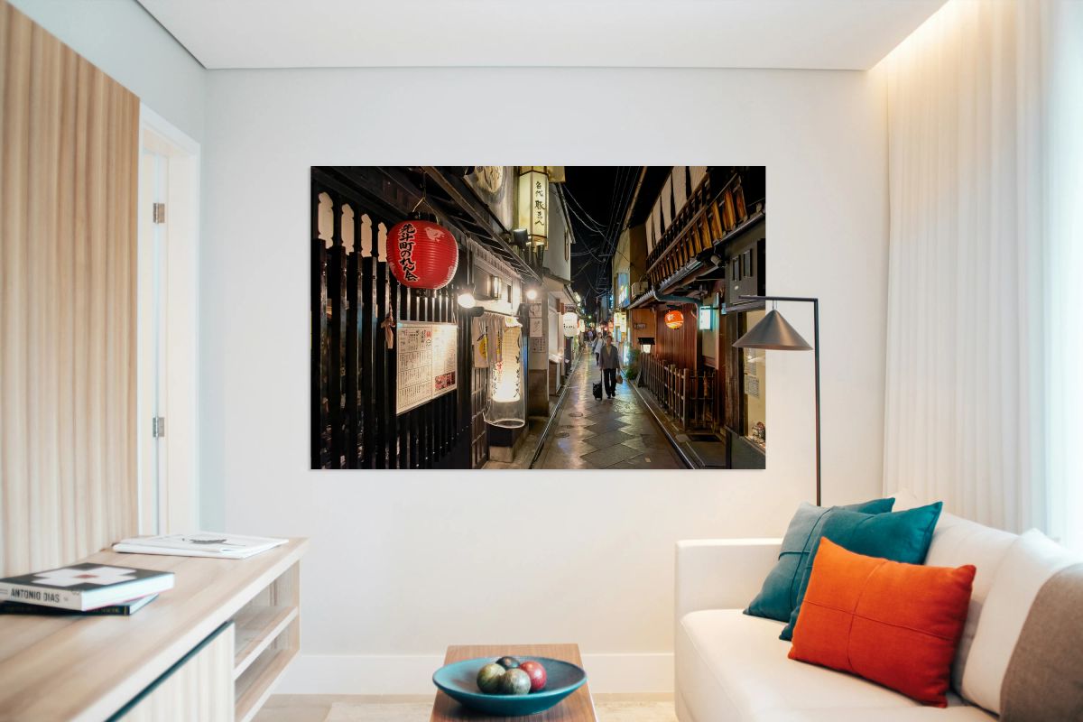 Night scene in Gion district with restaurants and lanterns in Ky