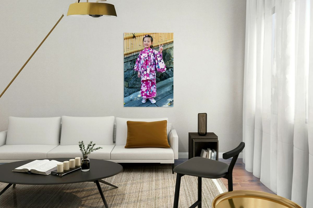 Young girl in traditional kimono poses in Kyoto Higashiyama dist