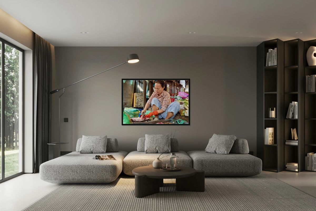 Market woman cleaning fish.