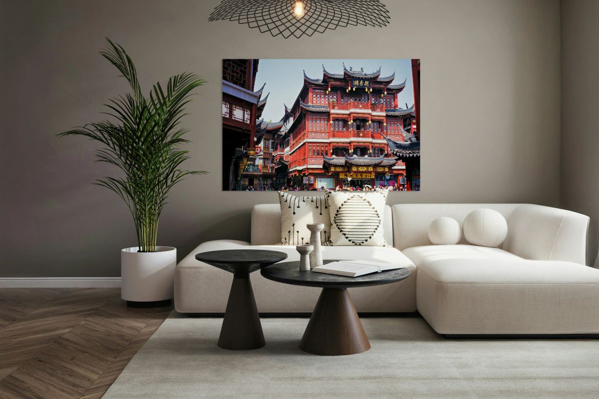 Traditional architecture in Shanghai marketplace draws crowds