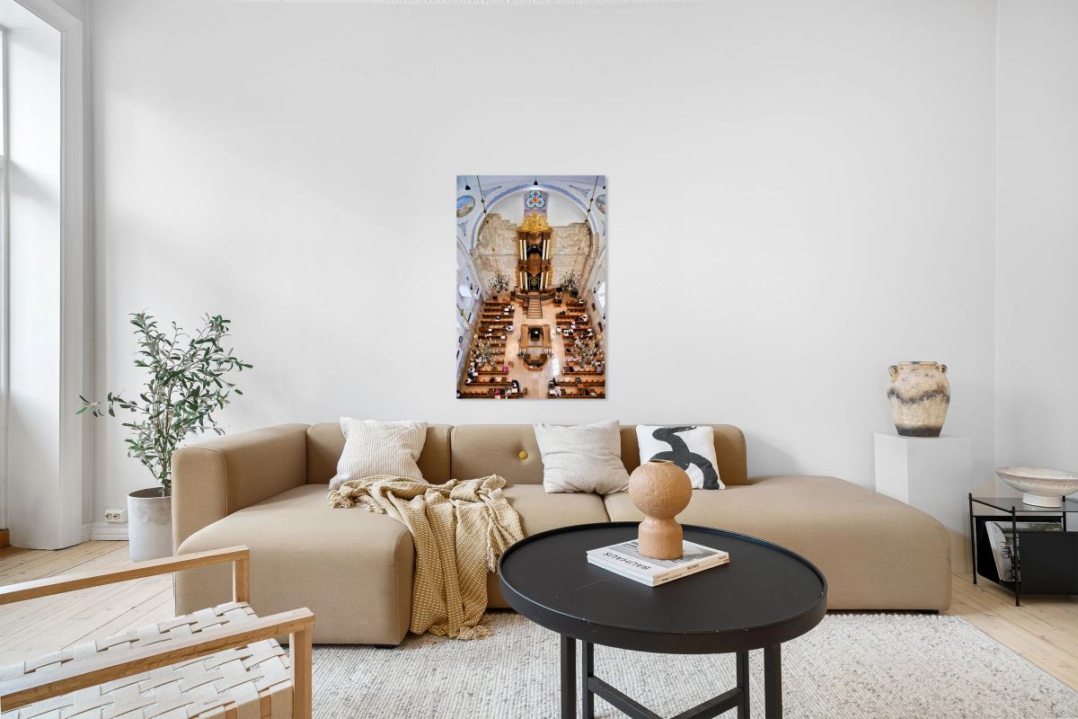 Visit to Hurva Synagogue in Jerusalem with people praying and st