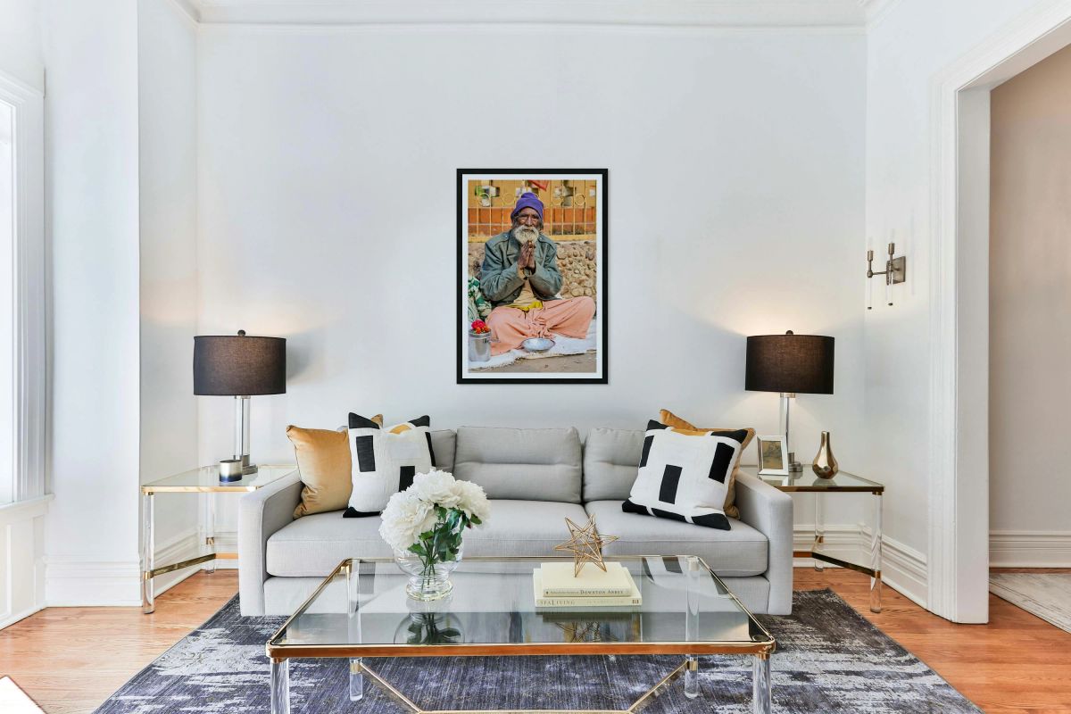 Man in Orchha engages in prayer by a busy road