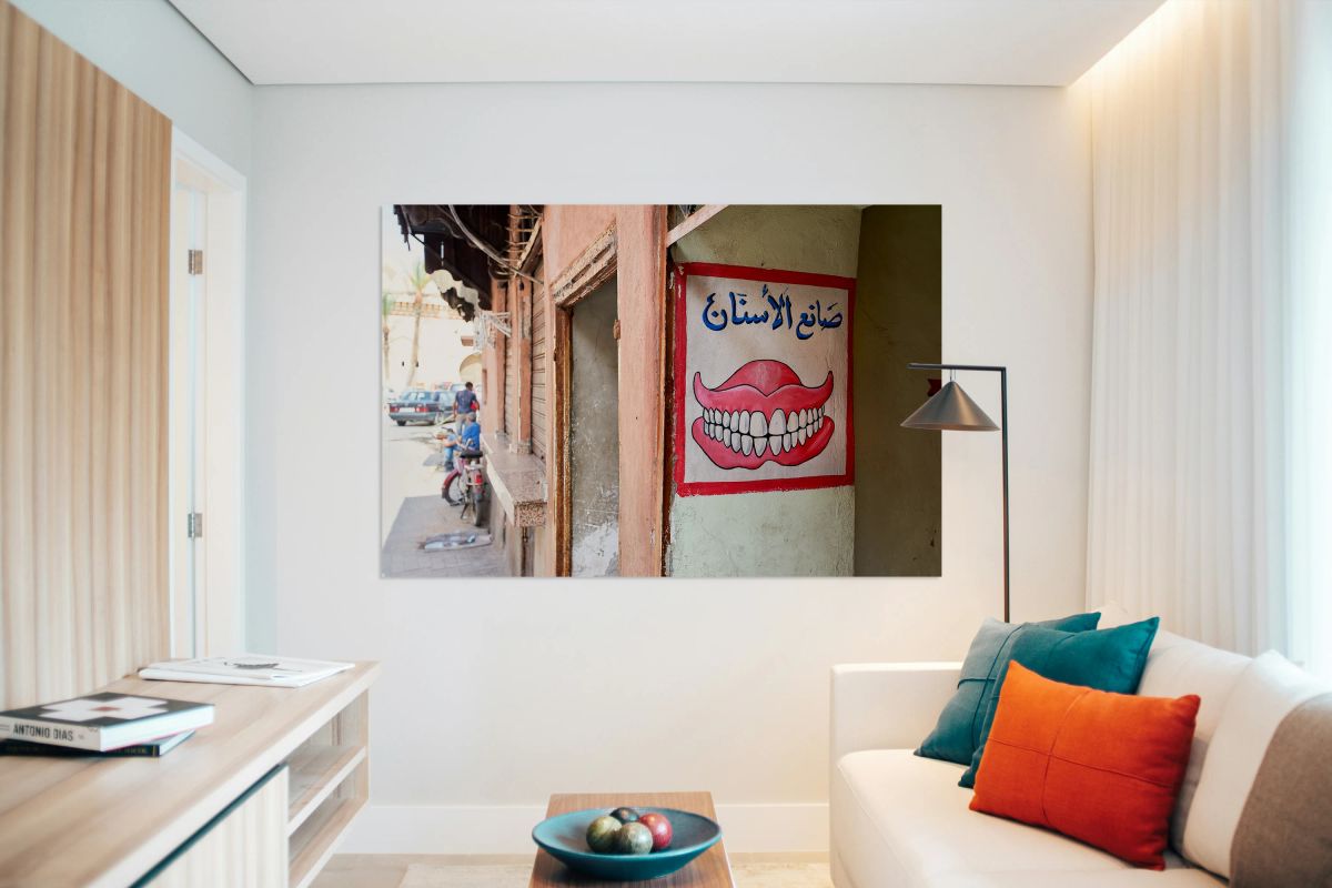 Entrance of dentist office in Marrakesh with dental sign