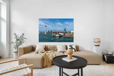 Spinnaker tower overlooks the harbor at Portsmouth with luxury y Reproduction