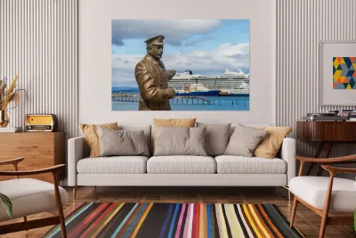 Statue of Ernest Shackleton pointing at Viking Jupiter ship in P Reproduction