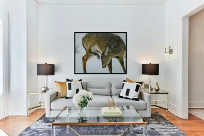 White tail scratching Reproduction